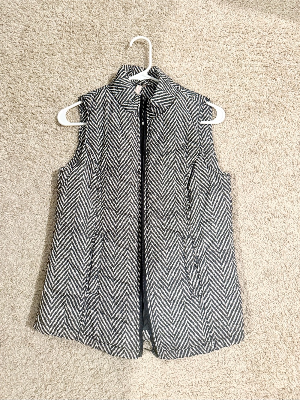 Sleeveless Chevron-Pattern Vest - Black & White